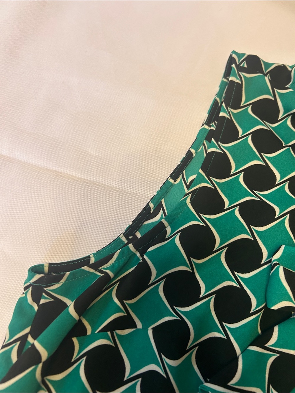 Halogen Green and Black Geometric Tie-Neck Sleeveless Top - Picture 4 of 7